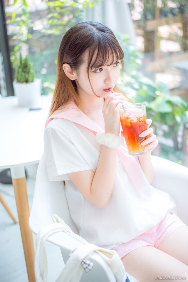 我相信，真正在乎我的人是不会被别人抢走的，无论是友情，还是爱情。——三毛